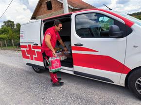 Slika: Podjela hrane i vode najugroženijima na području odgovornosti GDCK Sisak