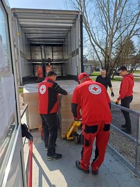 Slika: Podjela humanitarnih paketa u sklopu projekta Humanitarni paketi GDCK-a Virovitica i partnera