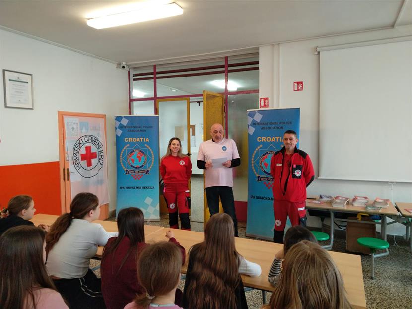 Slika: Dan ružičastih majica u OŠ „Braća Ribar“ – zajedno protiv vršnjačkog nasilja