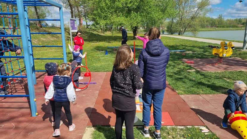 Slika: Živjeti zdravo, volonteri u parku