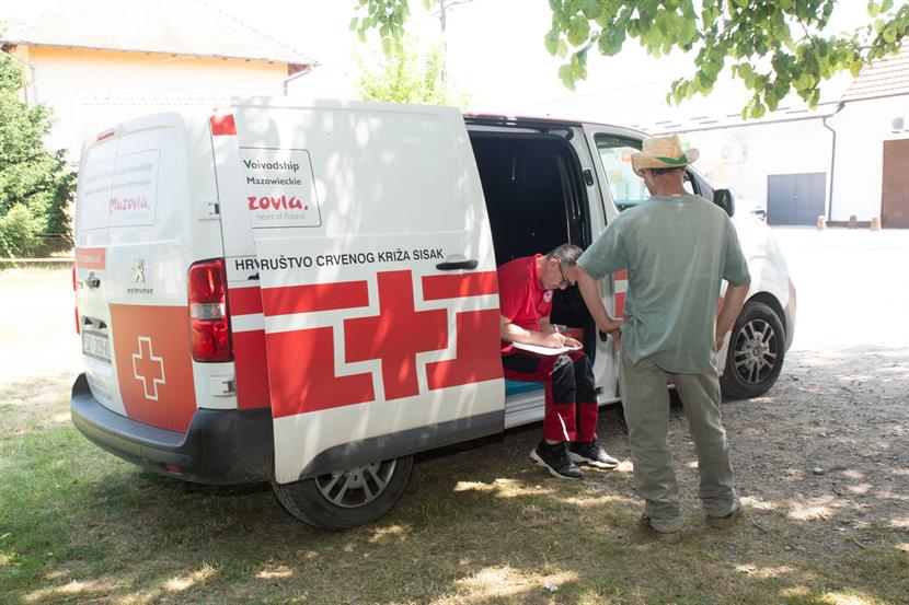 Slika: Podjela humanitarnih paketa pomoći u lipnju