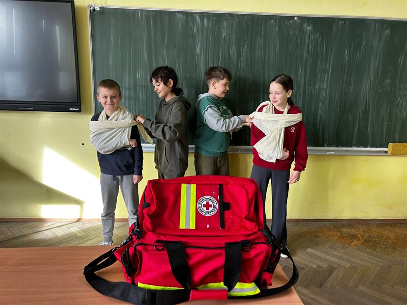 Slika: Radionica prve pomoći za učenike 4. razreda u OŠ „Braća Ribar“ – učimo pomagati i spašavati živote