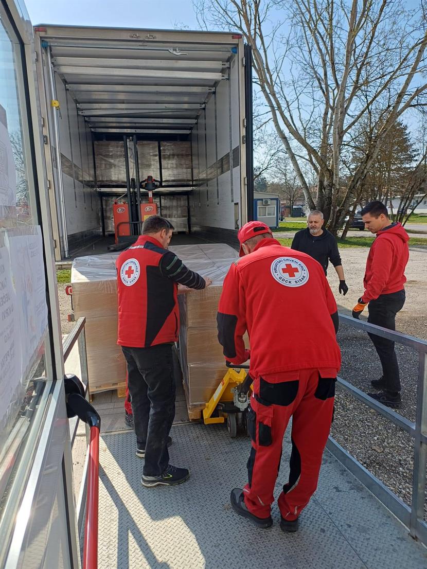 Slika: Podjela humanitarnih paketa u sklopu projekta Humanitarni paketi GDCK-a Virovitica i partnera